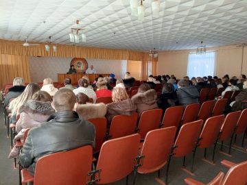 Председатель Макеевского городского совета Валентина Харлашка провела встречу с населением на подведомственной территории по адресу: г. Макеевка, ул. Энгельса, 1