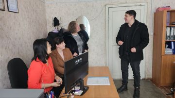 Сегодня член Общественного совета Тельмановского муниципального округа провел встречу с коллективом на базе Территориального методического центра (ТМЦ)