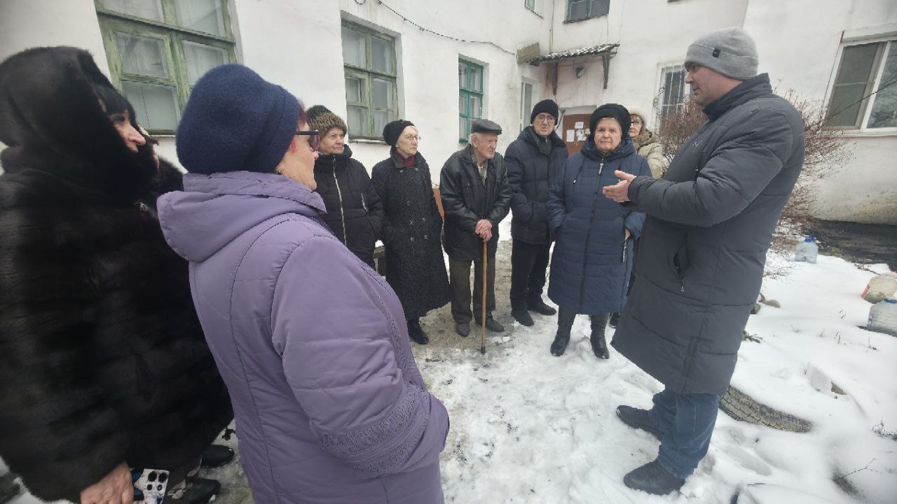 29 января секретарь Торезского местного отделения партии "Единая Россия", Глава администрации городского округа Торез Артем Чесноков, в рамках проекта "Управдом", провел встречу с населением по адресу: ул.Гагарина, д.14