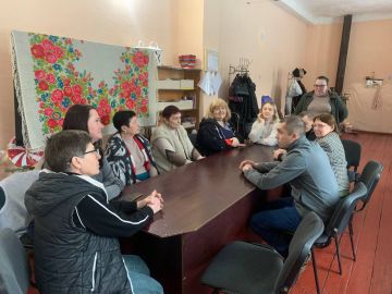 29 января заместитель Главы администрации городского округа Торез Александр Остапенко провел встречу с трудовым коллективом МБУ «Клуб «Комсомолец» г.о. Торез»