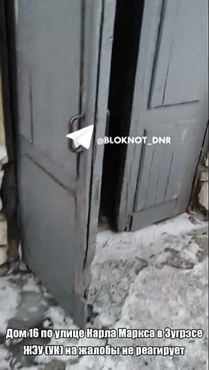 ЖЭК игнорирует прорванное отопление и срывающуюся крышу в многоэтажке в Зугрэсе