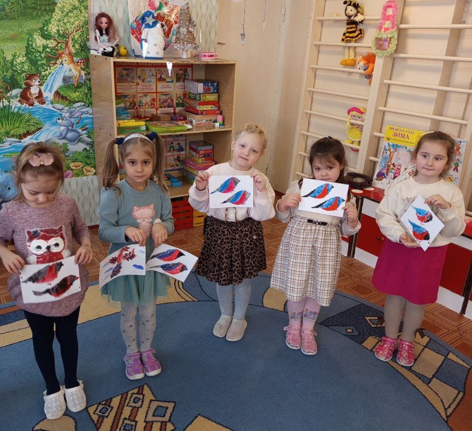 Маленькие художники Ждановки рисуют снегирей