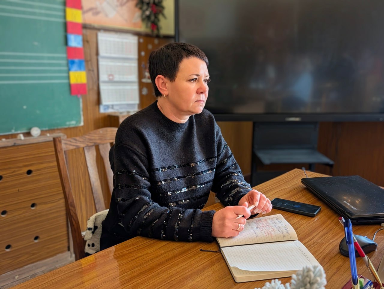 Управляющий делами Администрации Старобешевского округа Евгения Биатова встретилась с трудовым коллективом Старобешевской детской школы искусств для обсуждения вопросов развития культуры и образования