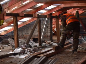 В Кировском продолжается ремонт крыш