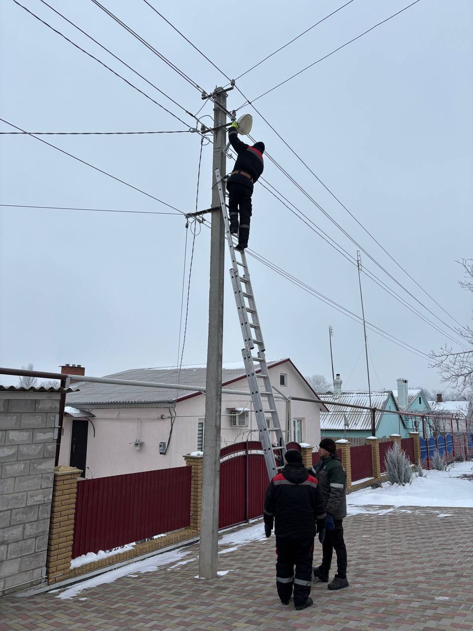 Сергей Юзвинкевич: На территории Володарского муниципального округа исходя из ранее данных поручений Главы Донецкой Народной Республики Дениса Владимировича Пушилина продолжается ремонт и расширение сети уличного освещения