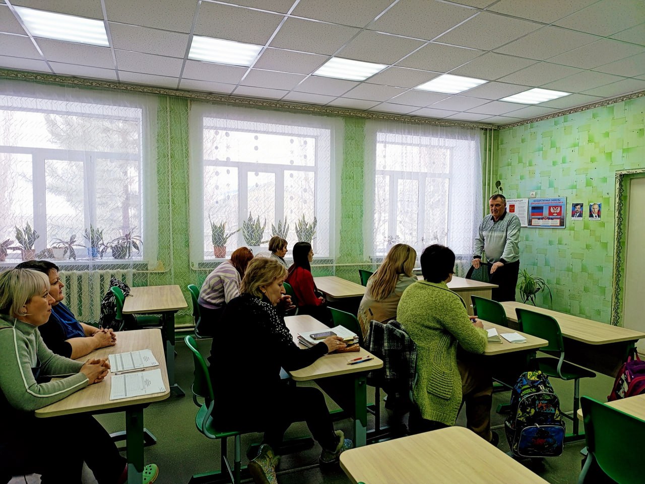 Первый заместитель главы администрации Амвросиевского муниципального округа Борис Бутко провел встречу с трудовым коллективом Амвросиевской школы № 5