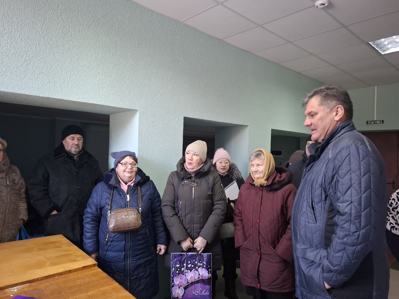 В Приазовском сельском клубе состоялась встреча начальника Мелекинского территориального отдела Александра Зяблова с жителями Приазовского