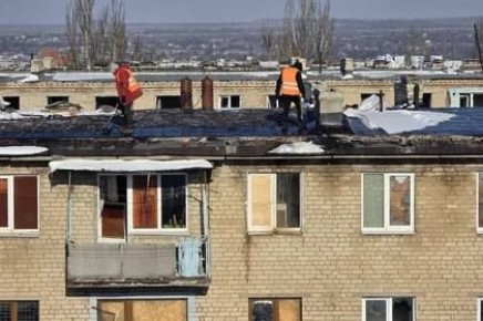 В Курахово ремонтируют крыши и окна в пострадавших от боевых действий домах