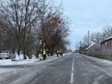 Денис Зубов: Силами МУП БИОН производятся работы по расчистке тротуаров от снега и наледи по ул. Первомайская