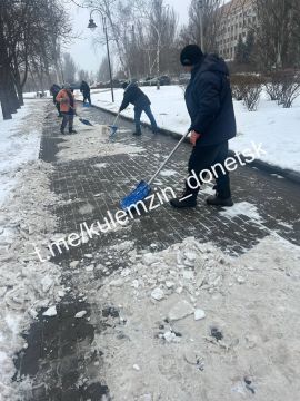 Сотрудники Дирекции парков продолжают работы по благоустройству и уборке территорий