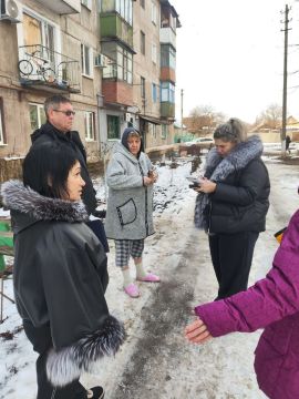 Встреча с населением. 30 января депутат Енакиевского городского совета фракции Единая Россия Елена Лысенко провела встречу с жителями по адресу: г. Енакиево, пер