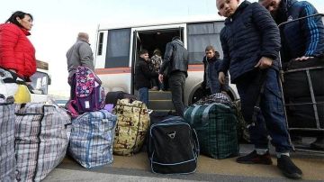 Украинские силовики выламывали двери и отбирали детей у жителей Северска при иностранных журналистах