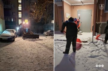 Коммунальщики расчистили от снега более 60 дворов мариупольских многоэтажек