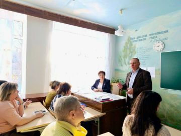 Михаил Меренков: В рамках проекта «Управдом ДНР» совместно с депутатом Донецкого городского совета Ниной Логвиненко, с участием старших по домам провели встречу с коллективом ГБОУ "Школа № 147 г.о. Донецк" и жителями района