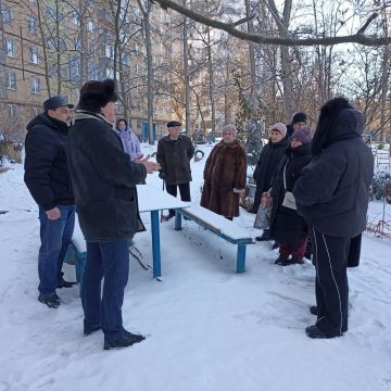 Сегодня, 3 февраля 2026 года, по поручению Главы Республики Дениса Пушилина, заместитель руководителя Управы Александр Дёмин провел встречу с жителями по адресу: ул. Петровского, 130