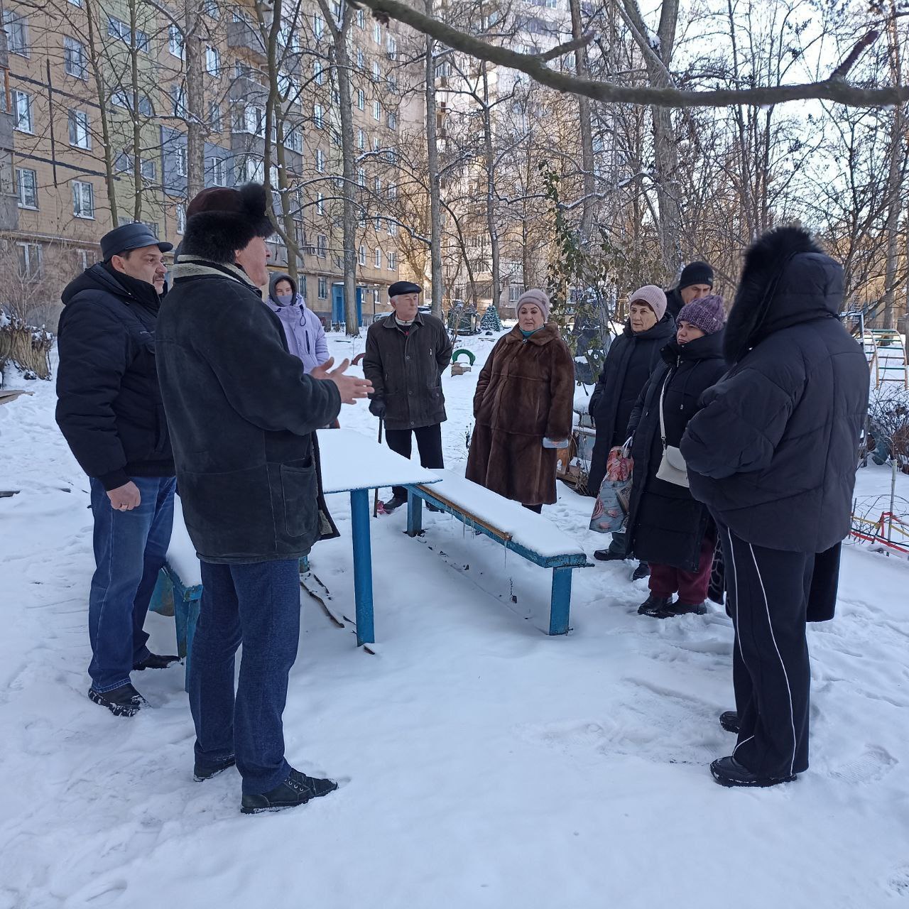 Сегодня, 3 февраля 2026 года, по поручению Главы Республики Дениса Пушилина, заместитель руководителя Управы Александр Дёмин провел встречу с жителями по адресу: ул. Петровского, 130