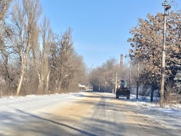 Сегодня, 3 февраля, силами Филиала № 3 «Макеевский металлургический завод» ООО «ЮГМК ДОНЕЦК» проведены работы по расчистке от снега проезжей части дороги вдоль предприятия по ул. Металлургической