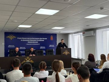 Полицейские ведут работу со школьниками