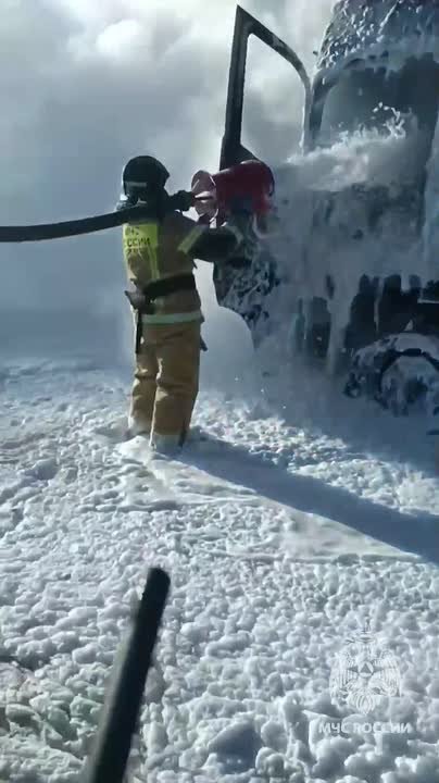 Спасатели МЧС ликвидировали возгорание бензовоза, произошедшее в результате атаки БпЛА на трассе вблизи Ясиноватой