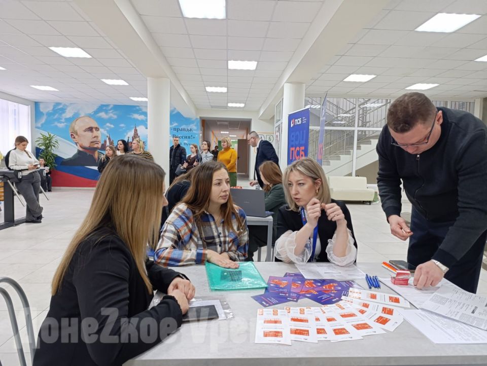 Оплатить обед, проезд, использовать как пропуск в школу: в ДНР запустили проект «Карта школьника»