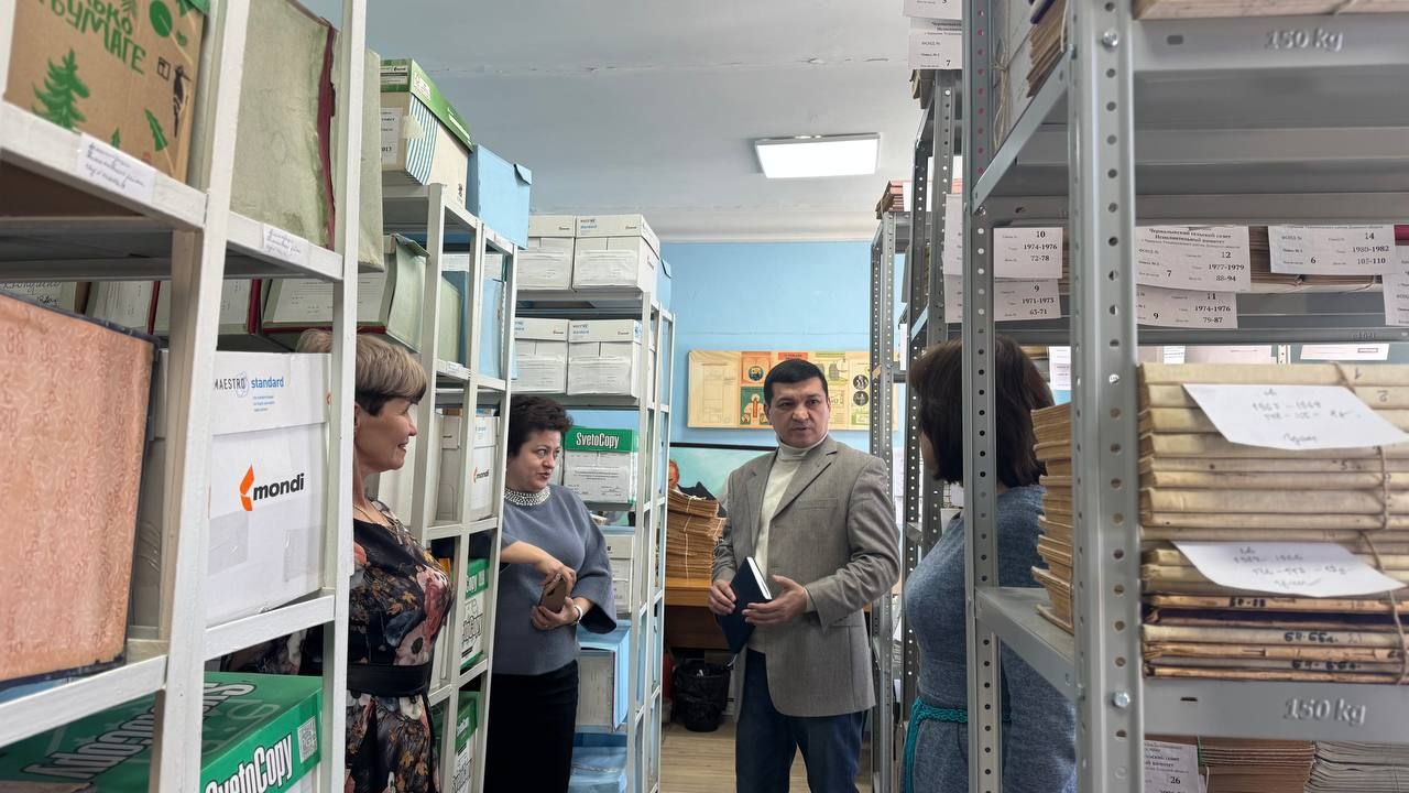 Сегодня заместитель Главы Администрации Тельмановского округа провел встречу с сотрудниками архивного отдела, на которой были рассмотрены следующие вопросы: