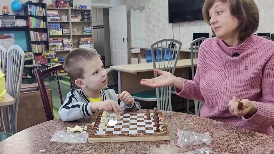 Привезли обещанные шахматы и кегли 5-летнему Тимофею в Харцызский социально-реабилитационный центр