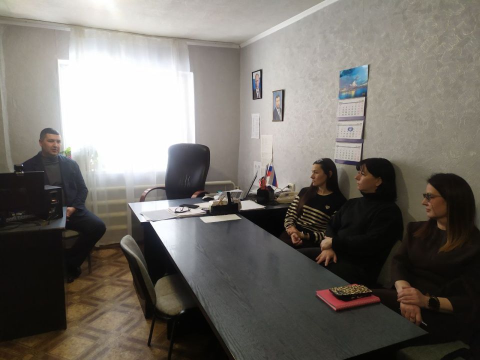 5 февраля заместитель главы администрации городского округа Торез Александр Люлькович провел встречу с трудовым коллективом Торезского участка тепловых сетей Филиала "Снежноетеплосеть" ГУП ДНР «Донбасстеплоэнерго»