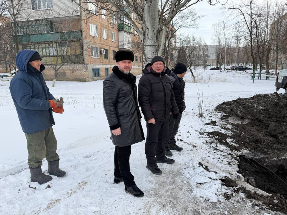 Депутат Снежнянского городского совета, представитель Народного Контроля "Единой России" Снежного Иван Михайлов ознакомился с ходом выполнения работ по устранению аварии на водоводе