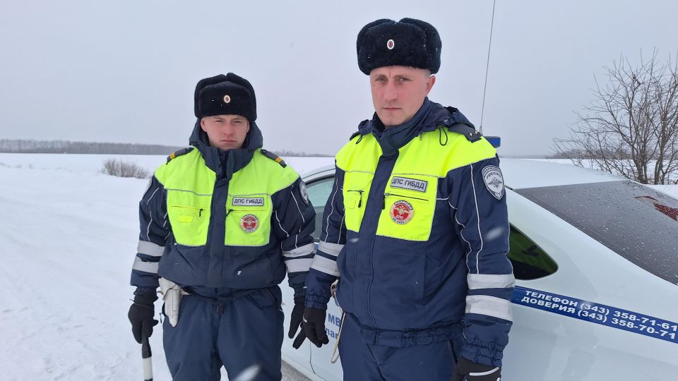 Экипаж ДПС оказал известному свердловскому триатлонисту Сергею Дементьеву помощь на трассе