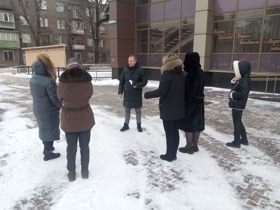 Встречи с населением. 5 февраля депутат Енакиевского городского совета фракции Единая Россия Владислав Красильников провела встречу с жителями по адресу: пл. Ленина, 5. На встрече рассматривалась проблема безнадзорных...