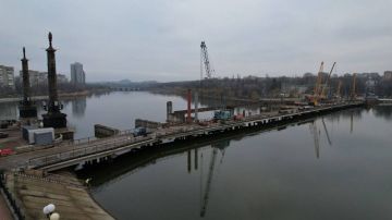 В Донецке продолжается капитальный ремонт моста через реку Кальмиус