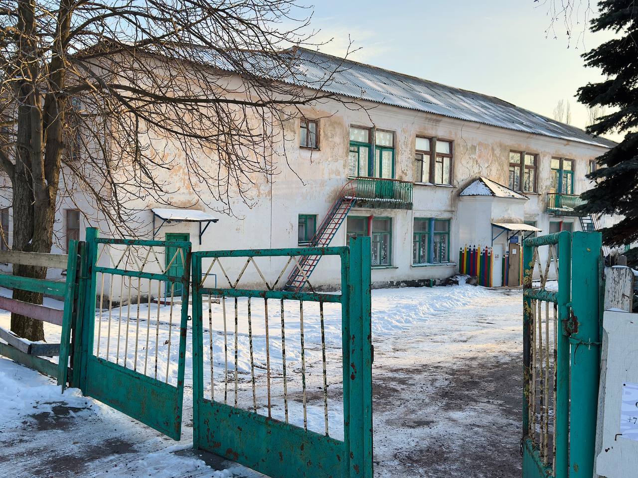 «Дети мёрзнут, здание скоро рухнет»: родители жалуются на условия и внешний вид макеевского садика №49