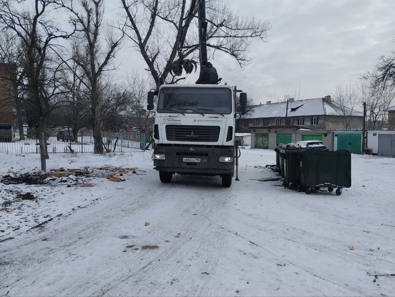 6 февраля с целью приведения территории в надлежащее санитарное состояние выполнены работы по вывозу крупногабаритных накоплений мусора на контейнерных площадках по адресам: ул. Парижской Коммуны, д. 1, д. 5; ул. Ленина, д....
