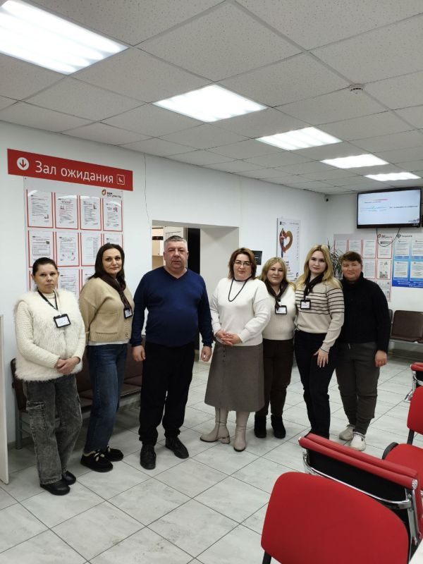 6 февраля Роман Грицай начальник Пелагеевского территориального отдела администрации городского округа Торез провел встречу с трудовым коллективом Отделения ГБУ «МФЦ ДНР» пгт