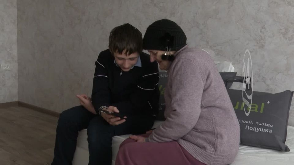 Депутаты партии "Единая Россия" оказали помощь пожилой мариупольчанке, которая одна воспитывает внуков, и нуждается в приобретении мебели