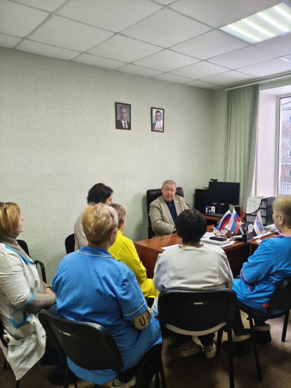 09 февраля 2026 года депутат Дебальцевского городского совета от партии «Единая Россия» Дмитрий Каральник провёл рабочую встречу с трудовым коллективом филиала ФБУЗ «Центр гигиены и эпидемиологии в ДНР»