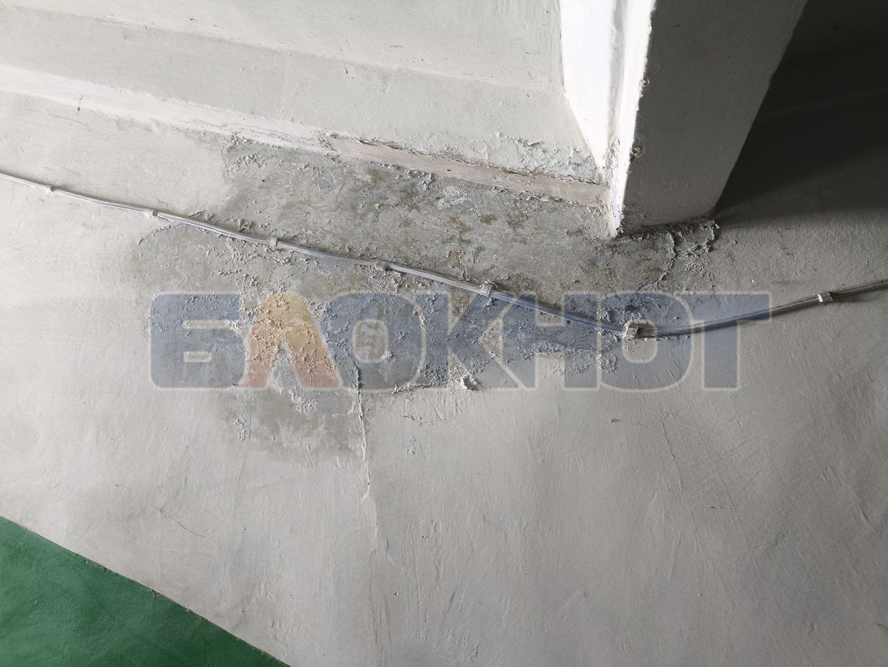 #нампишут: Енакиево пр. 50 лет Октября 25/6 больше года не могу добиться от ЖКХ ремонта канализации