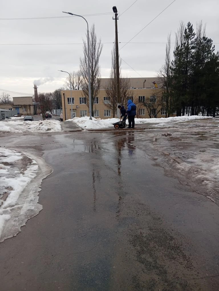 Наталья Великодная: По поручению Главы ДНР Дениса Пушилина, а также с учетом сложившихся неблагоприятных погодных условий, усилили работу по борьбе с гололедом на всех территориях Тельмановской ЦРБ