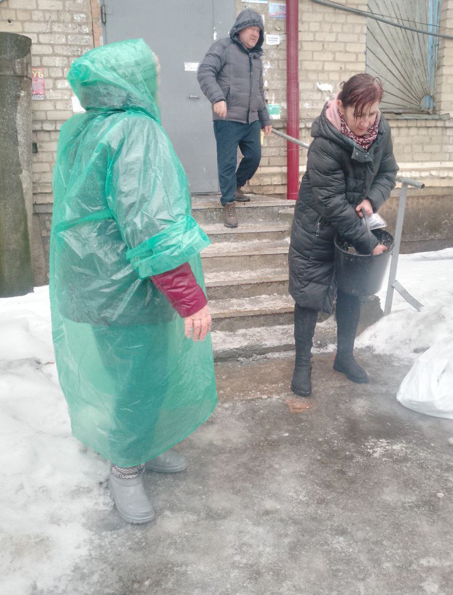 13 февраля в городском округе Снежное представители коммунального фонда (ОСМД, ТСН, ТСЖ и Фонда по МКД) провели работы по посыпке придомовых территорий и входов в подъезды