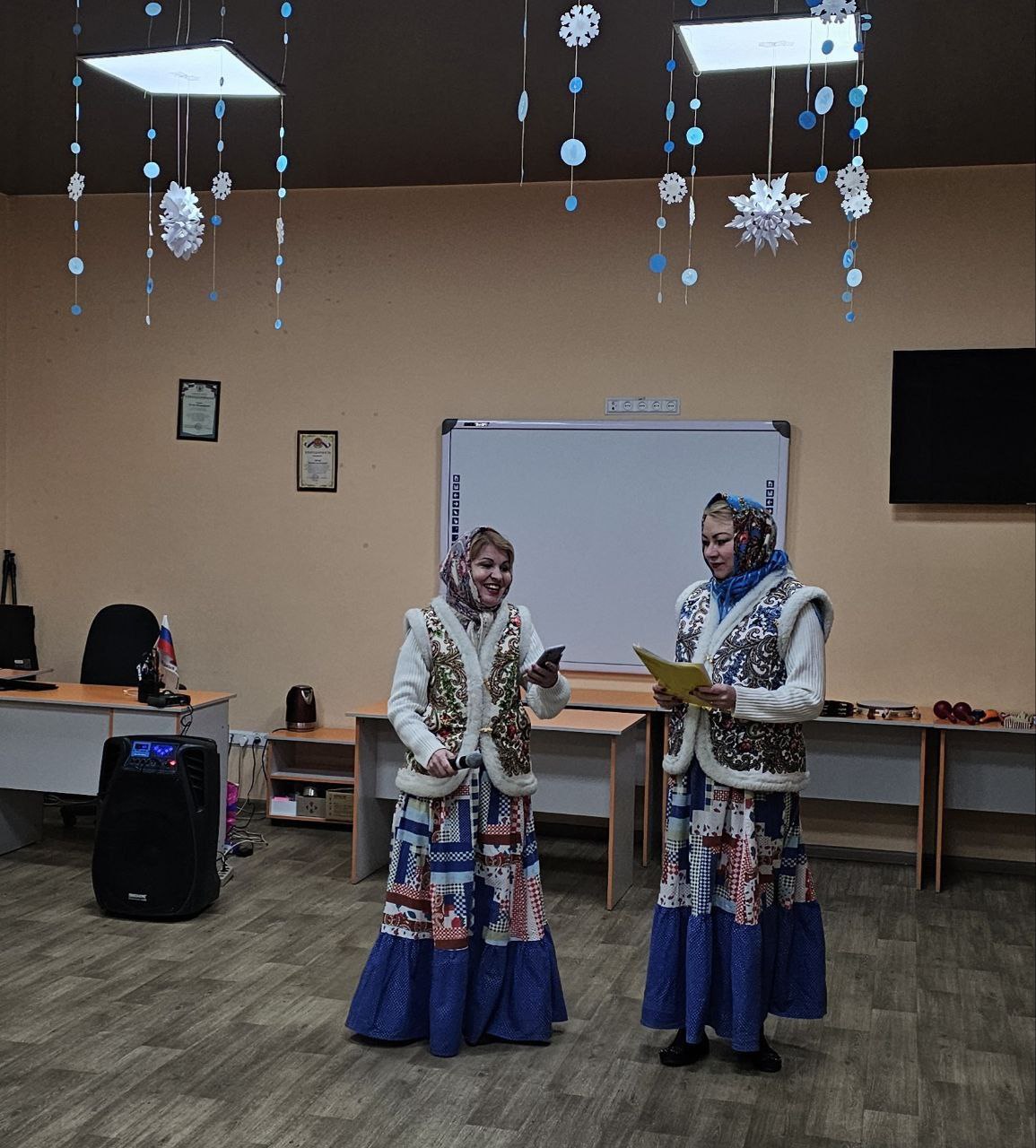 В молодёжном отделе МБУ "Мироновский поселковый ДК", состоялась встреча жителей посёлка с артистками Независимого содружества артистов из Санкт-Петербурга "Душа Невы" – Екатериной Беловой и Юлией Смирновой