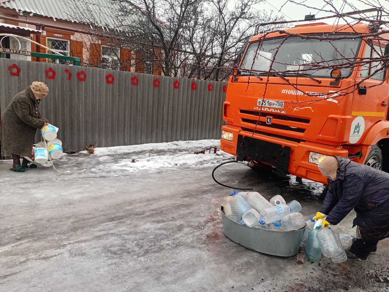 Сегодня, 13 февраля, в Кировском внутригородском районе, согласно поступившим заявкам, был организован подвоз воды для жителей домов, в которые в установленный графиком день не поступила вода