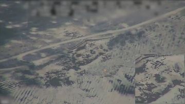 Владислав Шурыгин: Российские артиллеристы уничтожили опорный пункт противника с помощью управляемого снаряда "Краснополь-М2", сообщает Минобороны РФ