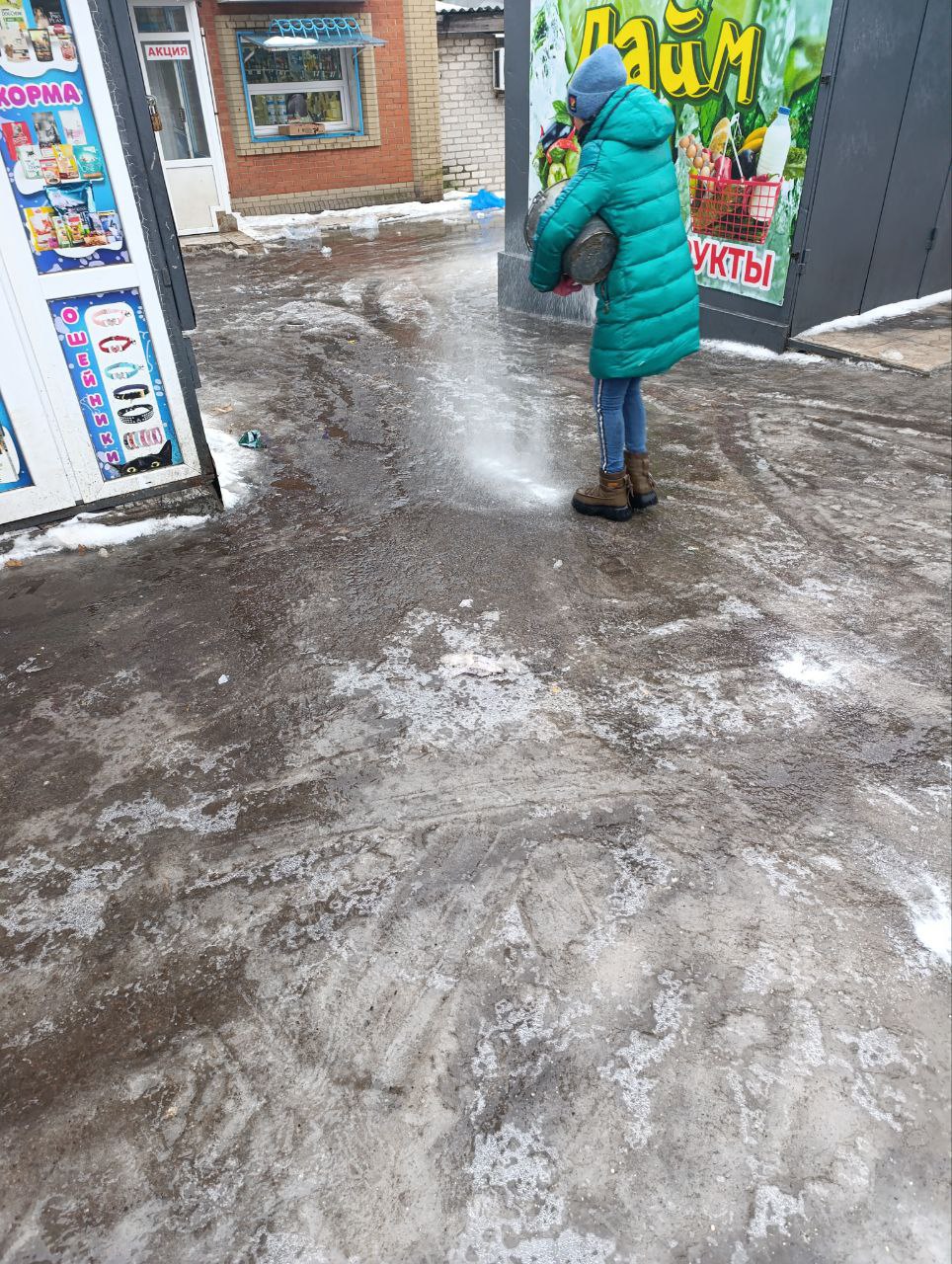 Рынок Снежного обрабатывают против гололеда