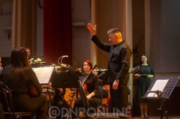 В Донецкой филармонии состоялась уникальная концертная программа «Рок & Кадриль», в которой классика рок-музыки переплетется с народными звуками