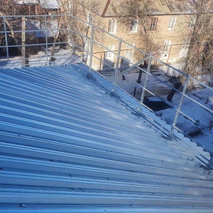 Специалисты ремонтируют крышу дома № 34 на ул. Панфиловцев в Кировском