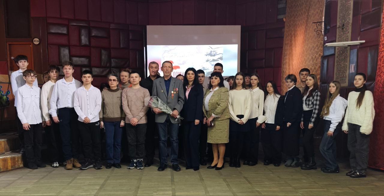 В рамках проекта "Историческая память", реализуемого Единой Россией накануне 15 февраля - Дня вывода советских войск из Афганистана во Дворце культуры им. Е.Т. Абакумова г. Донецка проведен час памяти "Имя подвига -...