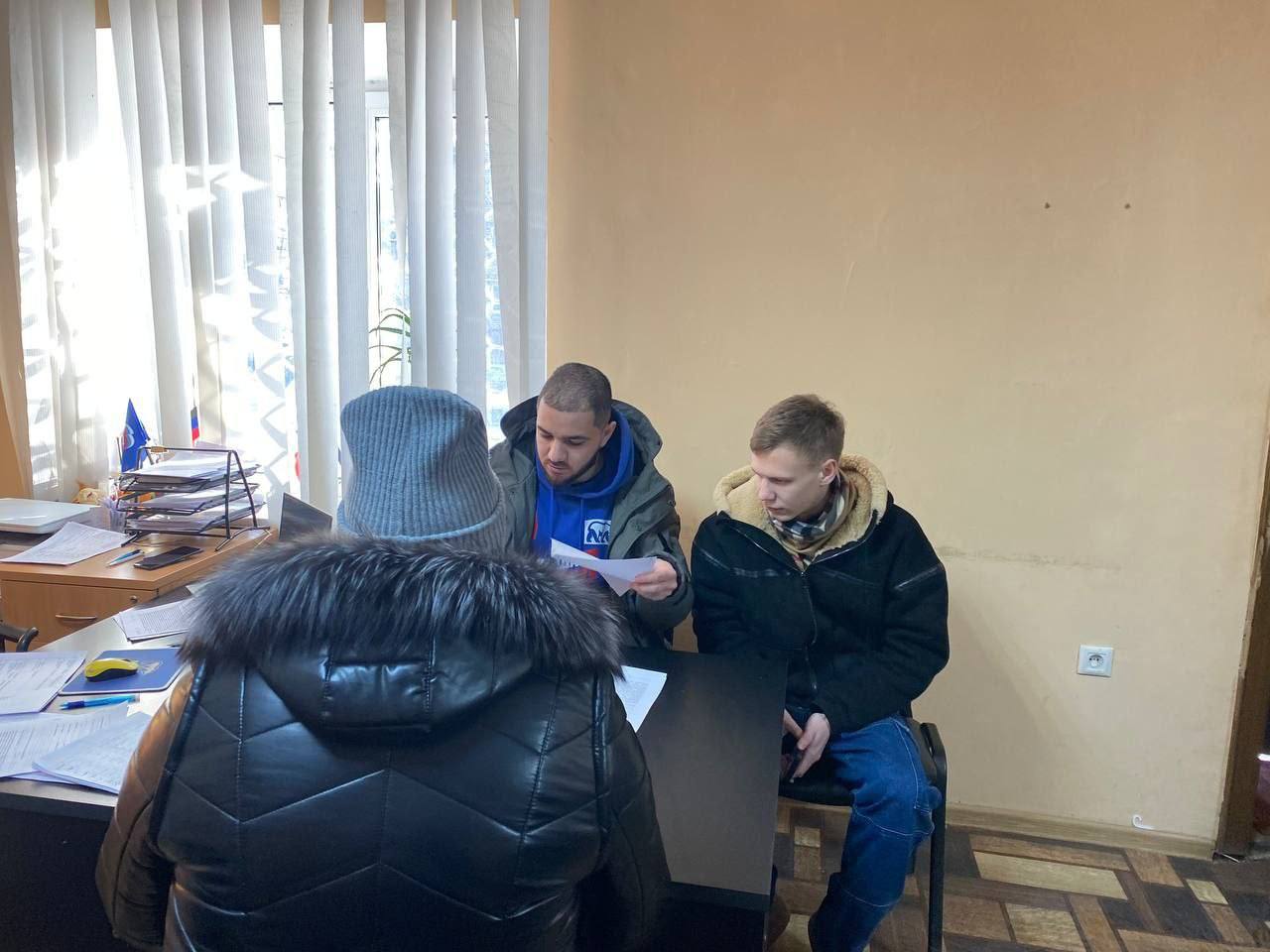 ВСТРЕЧИ С ЖИТЕЛЯМИ. 13 февраля 2026 года депутаты Ясиноватского муниципального совета Донецкой Народной Республики от фракции «Единая Россия» Елена Асаул и Микаэль Минасян провели встречу с жителями