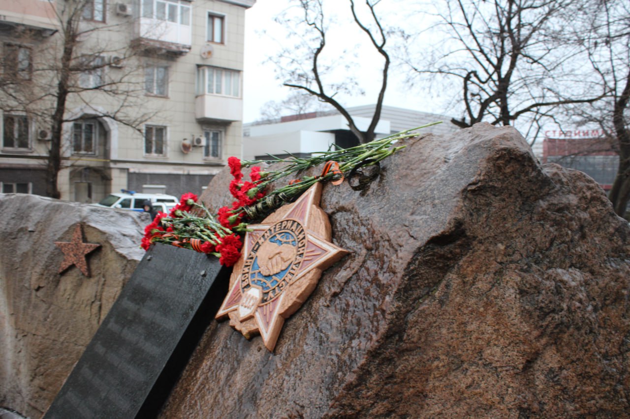 Александр Петрикин: В преддверии Дня памяти о россиянах, исполнявших служебный долг за пределами Отечества, совместно со своими заместителями и председателем Краснолиманского муниципального совета Анжелой Заболотской...