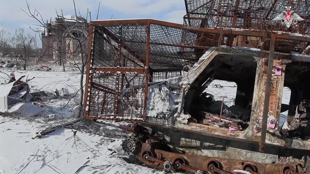 Юрий Котенок: Кадры из освобожденного Димитрова (Мирнограда), где бойцы Русской Армии оказывают помощь местным жителям, в т.ч. доставляя воду, продукты, лекарства и средства гигиены