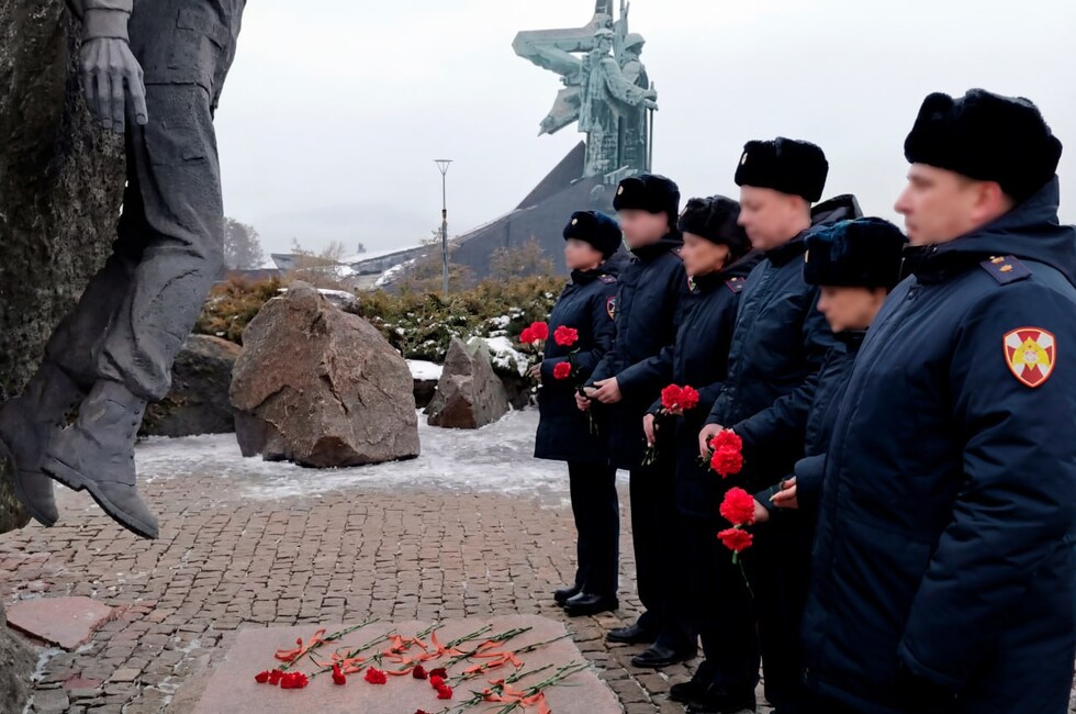 Росгвардейцы в ДНР возложили цветы в память о воинах-интернационалистах